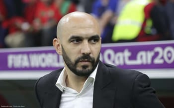 Regragui, entraîneur de football, lors d'un match important.
