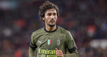 Yacine Adli en action sur le terrain avec le maillot de Milan AC.