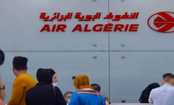 File d'attente devant le bureau d'Air Algérie.