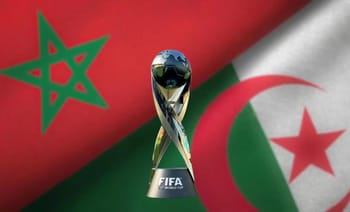 Trophée de la Coupe du Monde FIFA 2022 devant un drapeau marocain et algérien.