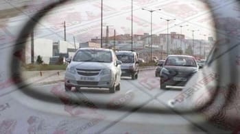 Voitures abordables vues à travers des lunettes de soleil.