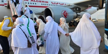 Pèlerins en tenue blanche préparant leur départ pour le Hadj 2023.