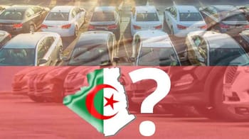 Parking de voitures neuves en Algérie avec drapeau algérien.