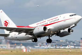 Avion Air Algérie en train de décoller de l'aéroport.