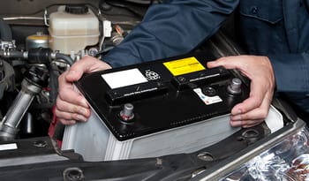 Installation d'une batterie de voiture dans un atelier en Algérie.