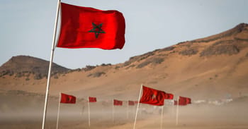 Drapeaux marocains flottant dans le désert du Sahara oriental.