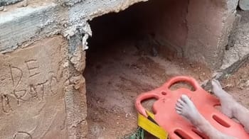 Fossoyeurs sauvent une femme enterrée vivante par des malfaiteurs.