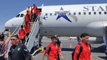 Les joueurs marocains arrivent à Constantine en avion pour un match.