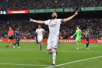 Karim Benzema célèbre lors d'un match de football avec ses coéquipiers.
