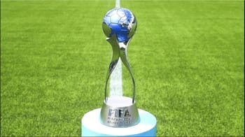 Trophée de la Coupe du Monde U17 sur un terrain vert.