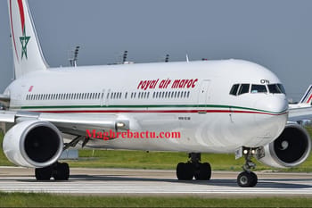 Avion Royal Air Maroc sur la piste, prêt à décoller ou atterrir.