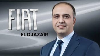 Homme en costume devant le logo Fiat El Djazaïr.