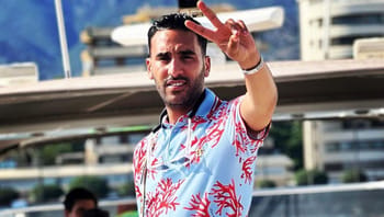 Homme avec un t-shirt coloré faisant un signe de paix à Tel Aviv.