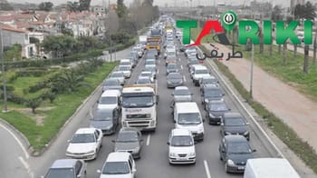 Traffic dense sur une route en Algérie avec plusieurs véhicules.