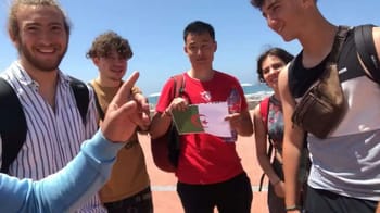 Groupe de jeunes touristes avec drapeau algérien à Agadir, Maroc.