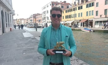 Massinissa Askeur tenant son trophée du Lion d'Or en Italie.