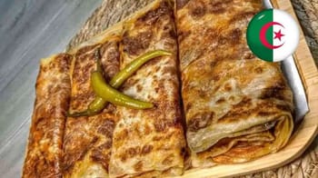 Mhadjeb algérien, plat végétarien, spécialité maghrébine.