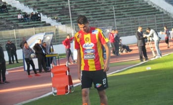 Jeune joueur de football en action lors d'un match.
