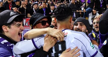 Farès Chaïbi célébrant sa victoire avec ses coéquipiers en Coupe de France.