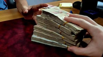 Gros plan sur un tas de billets de banque empilés.
