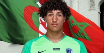Sami Tlemcani en maillot de football avec drapeaux du Maroc et de l'Algérie.