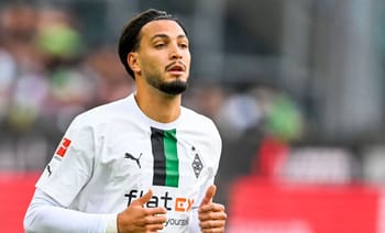 Footballeur algérien en déplacement lors d'un match.