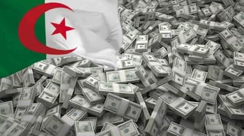 Drapeau algérien sur un fond de billets de dollar.