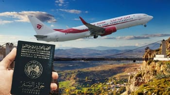 Avion d'Algérie Airlines en vol au-dessus d'un pont et de paysages montagneux.