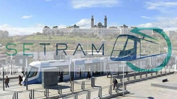 Tramway moderne à Alger avec la Casbah en arrière-plan.