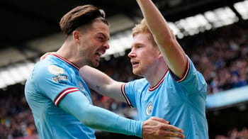 Deux joueurs de Manchester City célèbrent leur victoire lors d'un match.