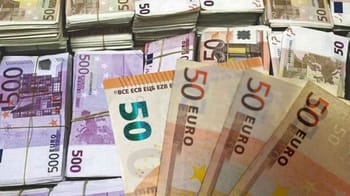 Mehrere 50-Euro-Banknoten in Bündeln gestapelt.