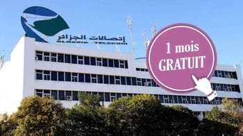 Bâtiment d'Algérie Télécom avec annonce d'un mois gratuit.