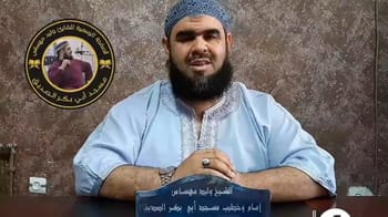 Imam algérien en tenue traditionnelle lors d'une intervention publique.