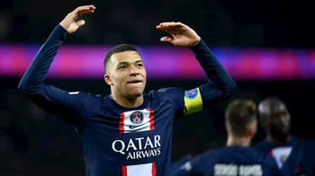 Joueur de football en pleine célébration sur le terrain.