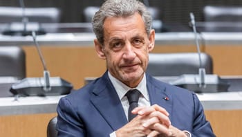 Nicolas Sarkozy lors d'une audience judiciaire en costume.