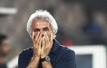 Vahid Halilhodžić avec une expression de surprise ou d'inquiétude.