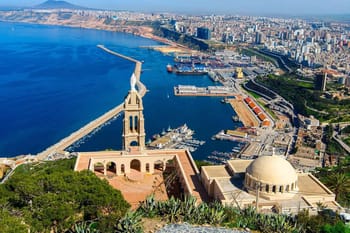 Vue aérienne de Beyrouth avec mer, port et bâtiments modernes.