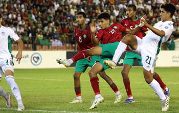 Jeunes joueurs de football en action lors d'un match international.
