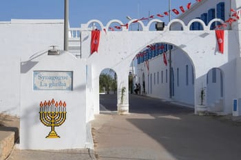 Entrée de la synagogue La Ghriba à Djerba en Tunisie avec drapeaux tunisiens.