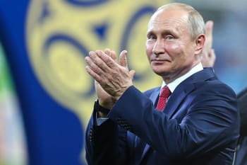 Vladimir Poutine applaudissant lors d'un événement sportif en Russie.