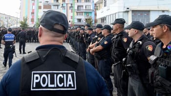 Policiers albanais en formation lors d'une opération de sécurité.
