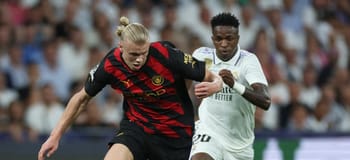 Joueur de Manchester City et joueur du Real Madrid en duel lors d'un match.