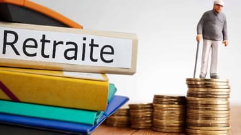 Miniature d'un homme en figurine sur des pièces de monnaie et des livres.