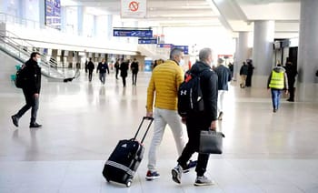 Aéroport d’Alger : La vidéo de cette mère, assistant, impuissante, au départ de son fils enflamme la toile. Voyageurs avec bagages à l'aéroport d'Alger, départs et arrivées.