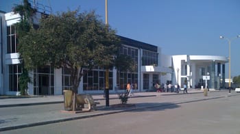 Aéroport de Béjaïa avec entrée principale et passagers.