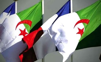 Drapeaux d'Algérie et de France flottant ensemble.