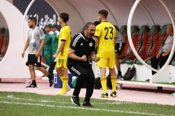 Entraîneur algérien célébrant une victoire lors du match U17.