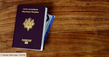 Passeport français avec cartes d'identité sur une table en bois.