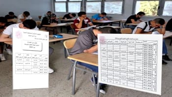 Étudiants en examen dans une salle d'examen avec feuilles de papier.