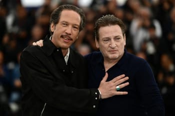 Benoît Magimel lors d'un événement en Algérie, saluant le public.